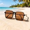 Kính mát gọng vuông dày thời trang biển - Lumi Eyewear phong cách du lịch