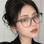 Mẫu nữ đeo kính gọng vuông trong suốt xám khói Lumi Eyewear thời thượng.