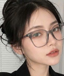 Mẫu nữ đeo kính gọng vuông trong suốt xám khói Lumi Eyewear thời thượng.