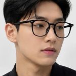 Mẫu nam đeo kính gọng vuông đen dày cá tính Lumi Eyewear mạnh mẽ.