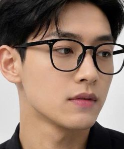 Mẫu nam đeo kính gọng vuông đen dày cá tính Lumi Eyewear mạnh mẽ.