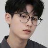Mẫu nam đeo kính gọng tròn kim loại đen phong cách Hàn Quốc Lumi Eyewear.