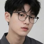 Mẫu nam đeo kính gọng tròn kim loại đen phong cách Hàn Quốc Lumi Eyewear.