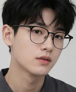 Mẫu nam đeo kính gọng tròn kim loại đen phong cách Hàn Quốc Lumi Eyewear.
