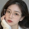 Mẫu nữ đeo kính gọng trong suốt phối kim loại vàng cao cấp Lumi Eyewear sang trọng.