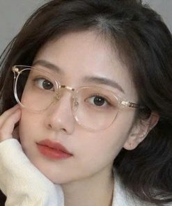 Mẫu nữ đeo kính gọng trong suốt phối kim loại vàng cao cấp Lumi Eyewear sang trọng.