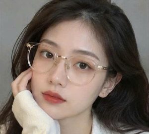 Mẫu nữ đeo kính gọng trong suốt phối kim loại vàng cao cấp Lumi Eyewear sang trọng.