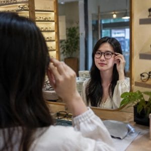 Không gian hiện đại bên trong một cửa hàng mắt kính Lumi Eyewear với các sản phẩm kính mắt được trưng bày tinh tế.