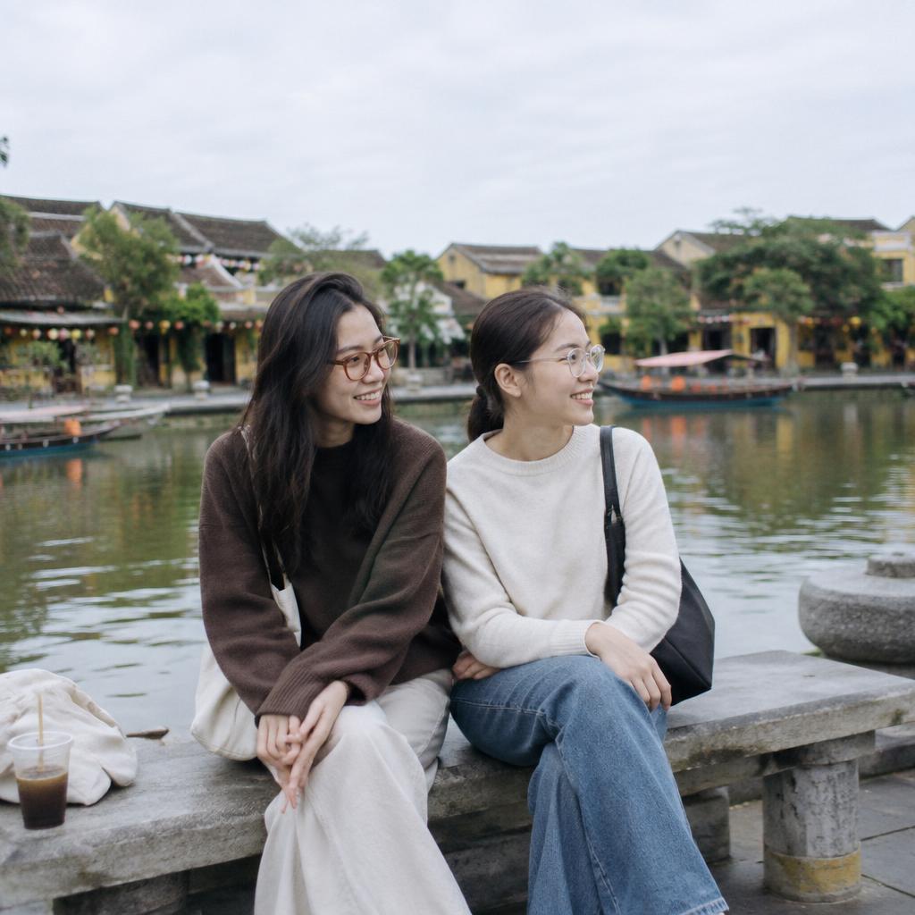 So sánh người đeo gọng kính màu nâu và gọng kính màu bạc