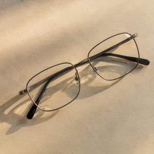 Kính gọng titan nguyên chất với chi tiết được chế tác tỉ mỉ