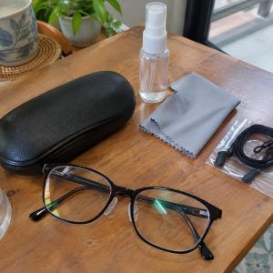 Các phụ kiện mắt kính cơ bản như hộp đựng, khăn lau và dây đeo