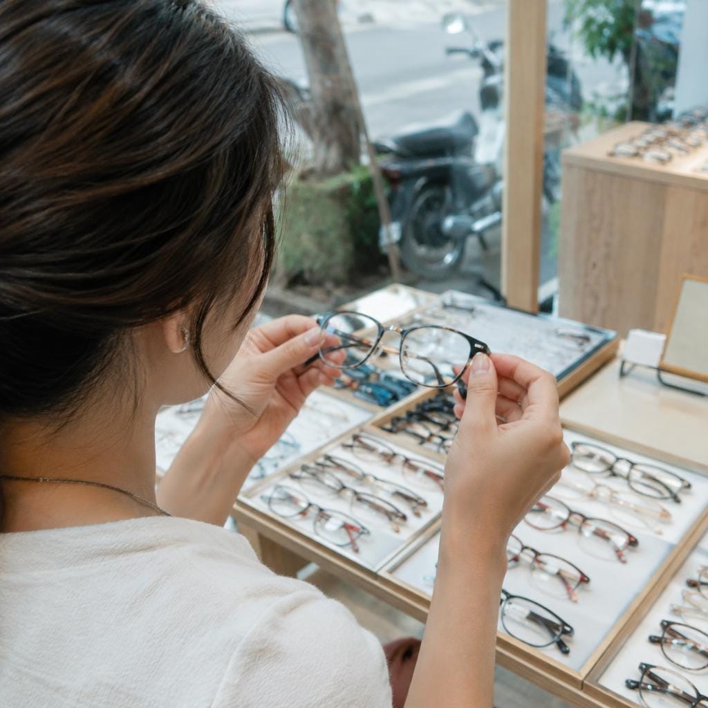 Bên trong showroom mắt kính Lumi Eyewear với không gian trưng bày hiện đại